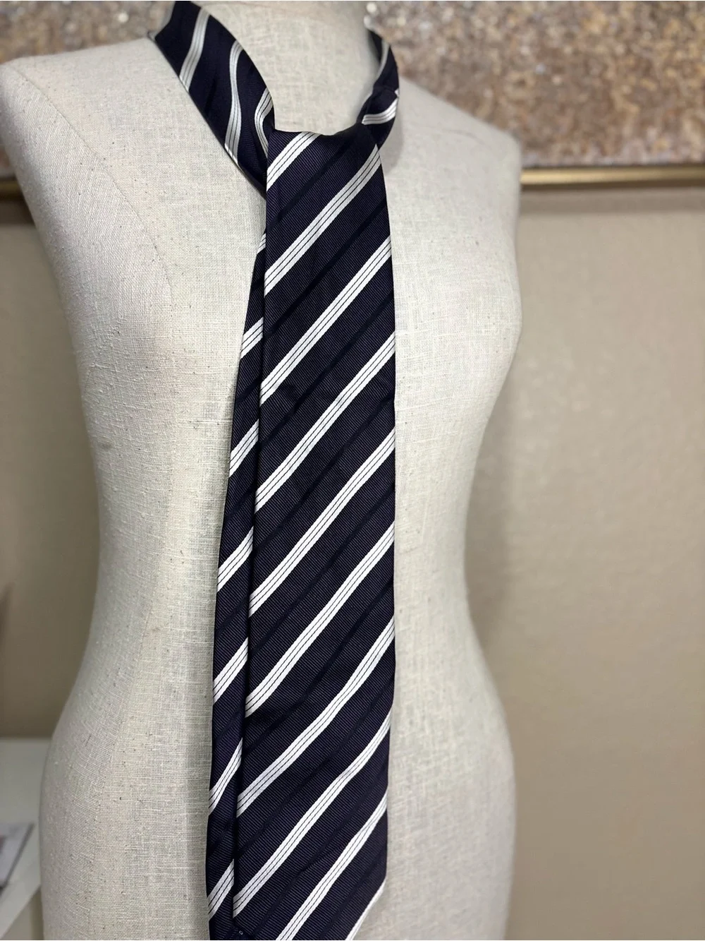 VAN GRAAF Men’s Silk Blend Navy Blue White Striped Tie Gold Crest Business